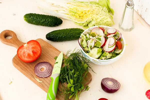Jarní salát, ředkvičky, okurky, zelí a cibule detail — Stock fotografie