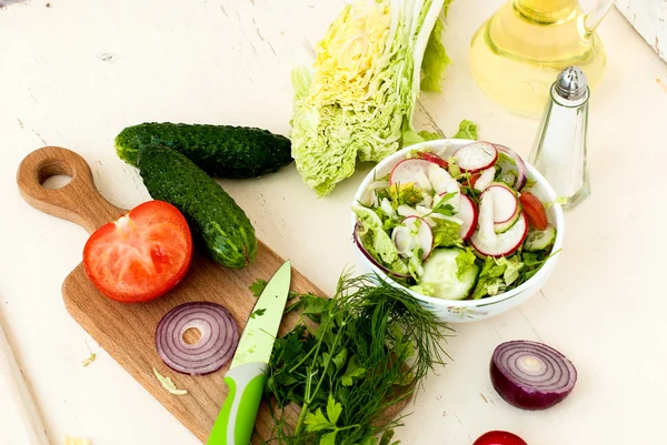 Salada de primavera com rabanetes, pepino, repolho e cebola close-up — Fotografia de Stock