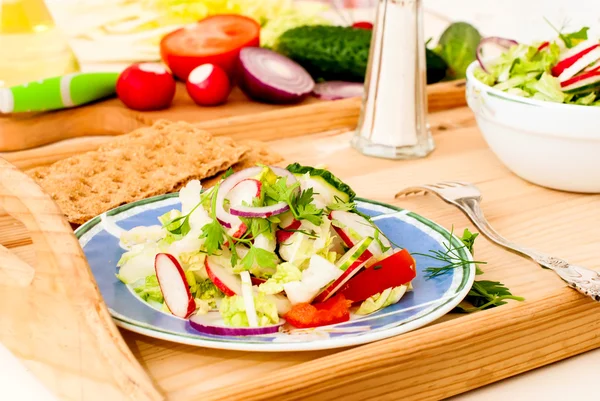 Spring salad with radishes, cucumber, cabbage and onion close-up — Stock Photo, Image