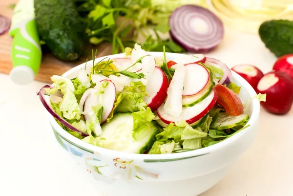 Salada de primavera com rabanetes, pepino, repolho e cebola close-up — Fotografia de Stock