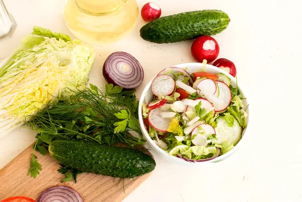 Salada de primavera com rabanetes, pepino, repolho e cebola close-up — Fotografia de Stock