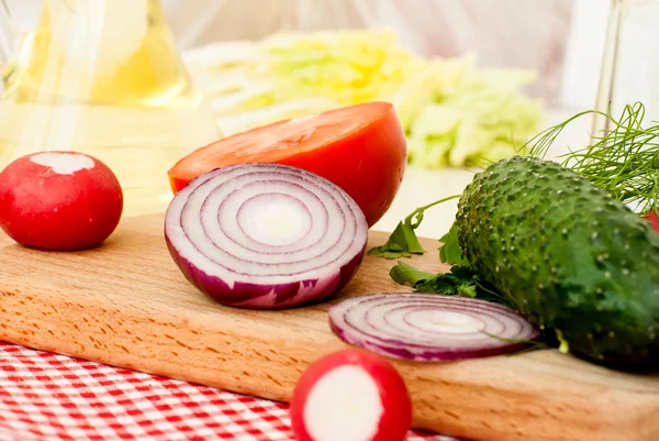 Salada de primavera com rabanetes, pepino, repolho e cebola close-up — Fotografia de Stock