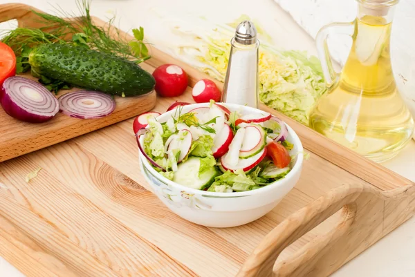 Salada de primavera com rabanetes, pepino, repolho e cebola close-up — Fotografia de Stock