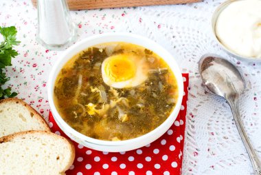 Yumurta plaka ile yeşil kuzukulağı çorbası