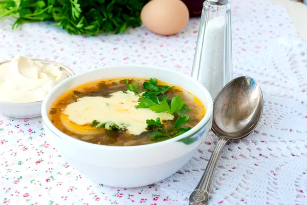 Zielona zupa szczawiowa z jajkiem w tablicy — Zdjęcie stockowe