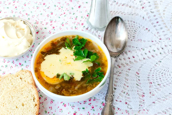 Zielona zupa szczawiowa z jajkiem w tablicy — Zdjęcie stockowe