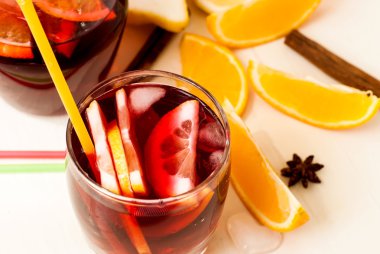 Meyve sangria yenileniyor. Yaz içeceği