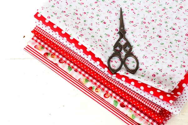 Carretes de tela de color de hilo y tijeras para coser — Foto de Stock