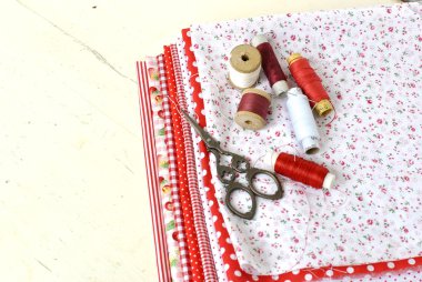 renkli kumaş biriktiricileri iplik ve makaslar dikiş için