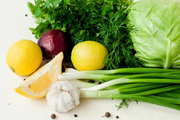 Zitronenscheiben, Knoblauchzehen, Fenchel, Petersilie, Schnittlauch, — Stockfoto