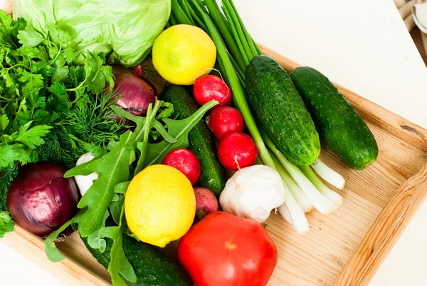 Zitronenscheiben, Knoblauchzehen, Fenchel, Petersilie, Schnittlauch, — Stockfoto