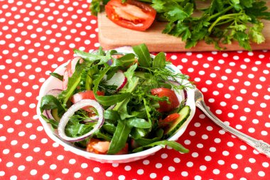 Kırmızı halkalar ile rukolly, domates, salatalık, marul karıştırın