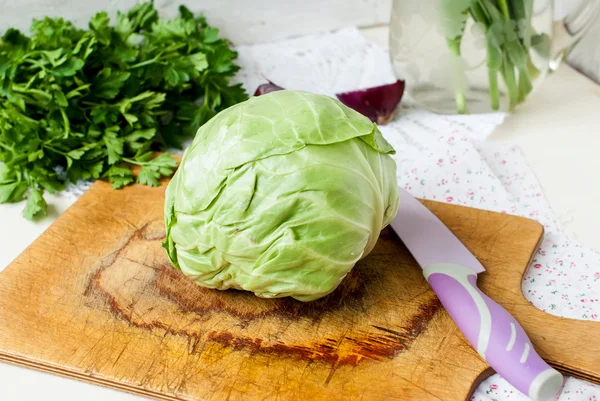 Forks young cabbage on a cutting board and knife — Stock Photo, Image