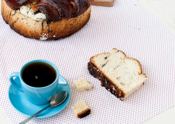 Delicioso pastel con semillas de amapola y primer plano de té negro — Foto de Stock