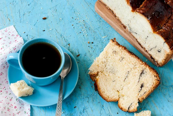 Delicioso pastel con semillas de amapola y primer plano de té negro — Foto de Stock