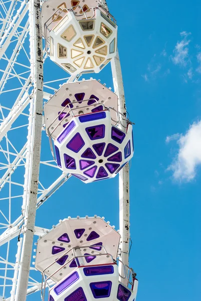 Roda gigante contra o céu azul — Fotografia de Stock