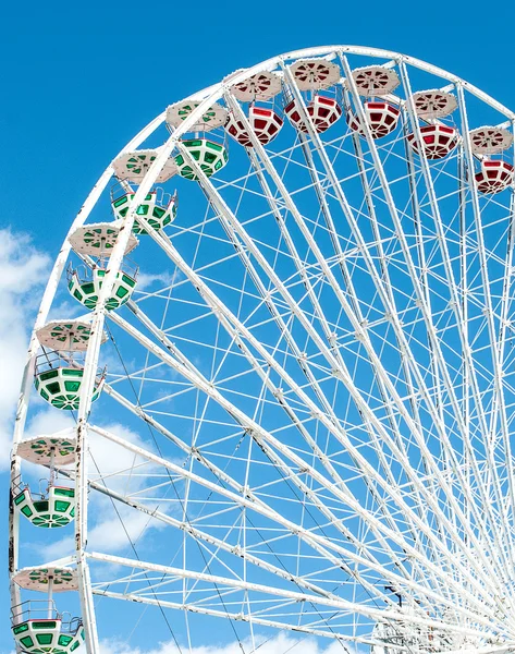 Pariserhjul mot den blå himlen — Stockfoto