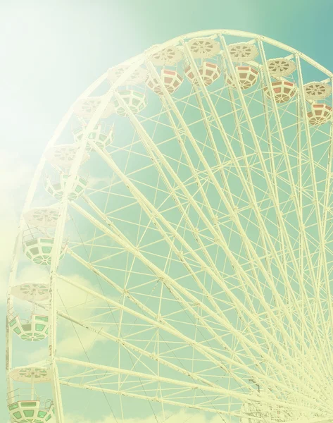 Ruota panoramica contro il cielo blu — Foto Stock