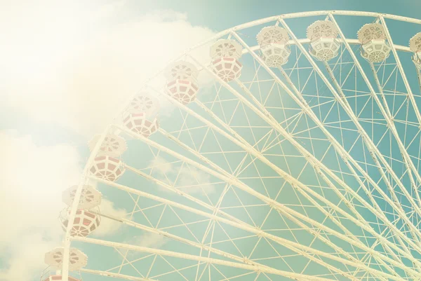 Roda gigante contra o céu azul foto tonificada — Fotografia de Stock