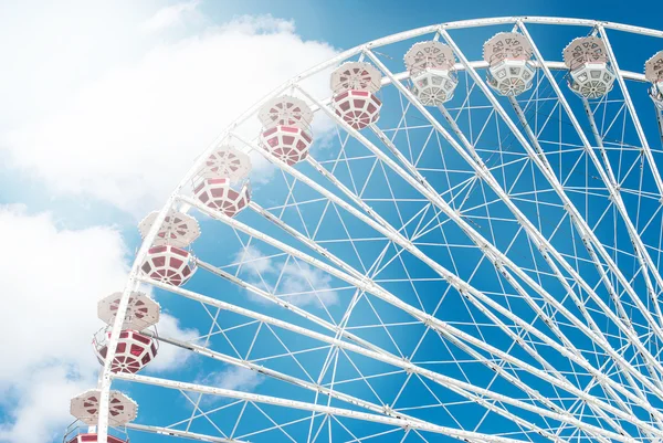 Roda gigante contra o céu azul foto tonificada — Fotografia de Stock