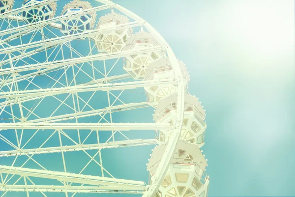 Roda gigante contra o céu azul foto tonificada — Fotografia de Stock