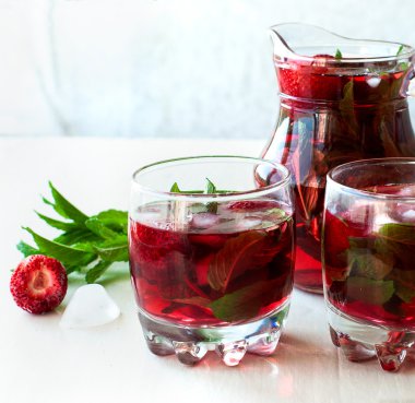 Çilek mojito nane ve buz seçici odak ile kokteyl