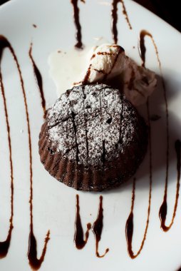 fondan pasta bir plaka üzerinde