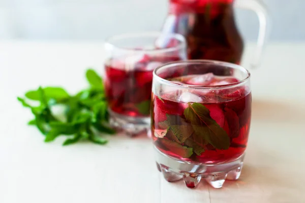 Strawberry mojito cocktail med mynta och ice selektiv inriktning — Stockfoto