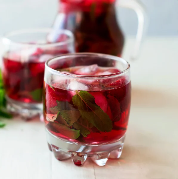 Strawberry mojito cocktail med mynta och ice selektiv inriktning — Stockfoto