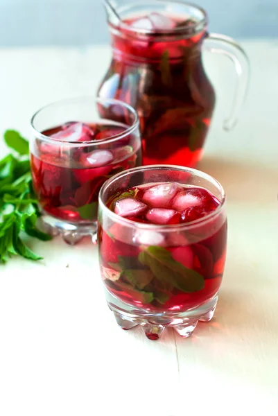 Strawberry mojito cocktail med mynta och ice selektiv inriktning — Stockfoto