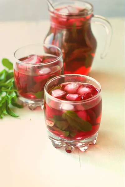 Cóctel mojito de fresa con enfoque selectivo de menta y hielo —  Fotos de Stock