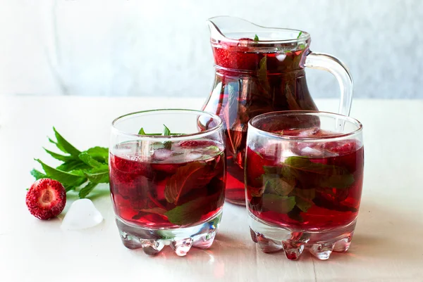 Strawberry mojito cocktail med mynta och ice selektiv inriktning — Stockfoto