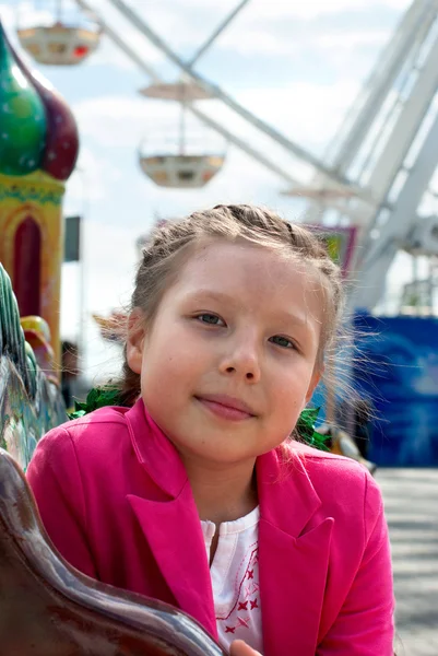 Девушка в парке развлечений — стоковое фото