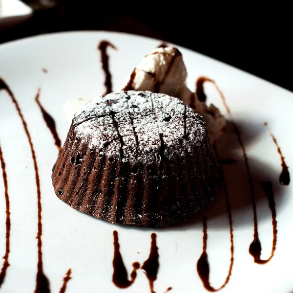 Bolo de fondant em uma chapa — Fotografia de Stock