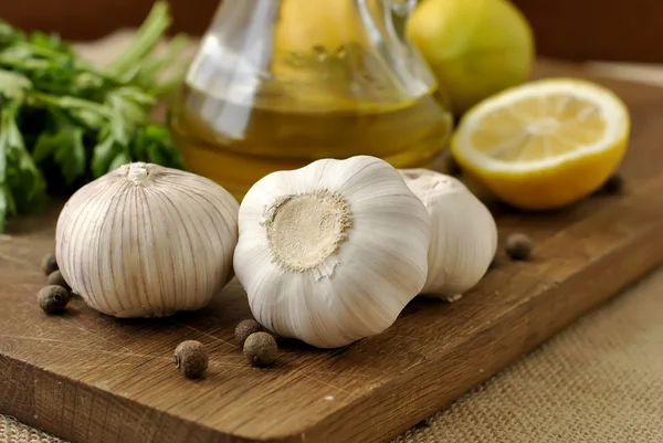 Slices of lemon, garlic cloves and parsley on white background — Stock Photo, Image