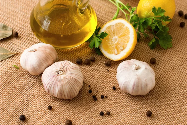 Slices of lemon, garlic cloves and parsley on white background — Stock Photo, Image