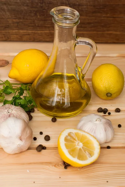 Zitronenscheiben, Knoblauchzehen und Petersilie auf weißem Hintergrund — Stockfoto