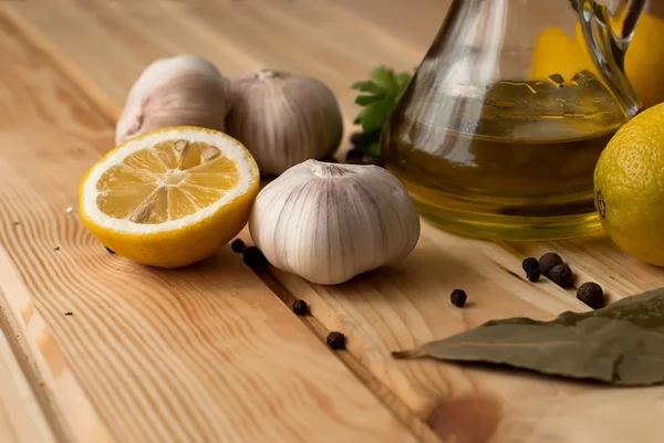 Zitronenscheiben, Knoblauchzehen und Petersilie auf weißem Hintergrund — Stockfoto