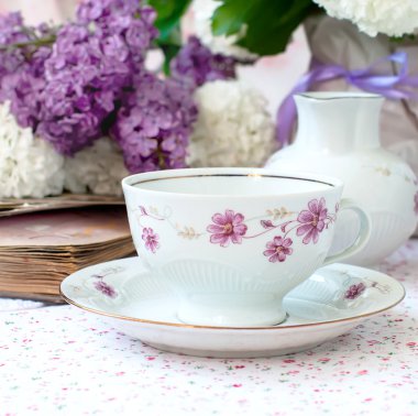 Bir kase içinde grup Eflatun çiçekler