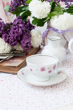 Bir kase içinde grup Eflatun çiçekler