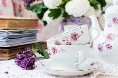 Bir kase içinde grup Eflatun çiçekler