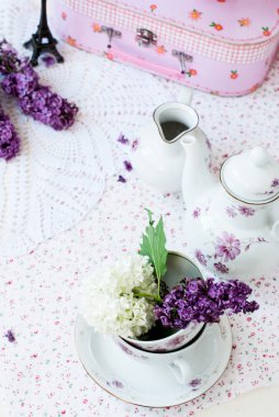 Bir kase içinde grup Eflatun çiçekler