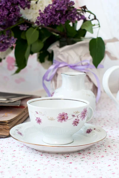 Bouquet de fleurs lilas dans un bol — Photo