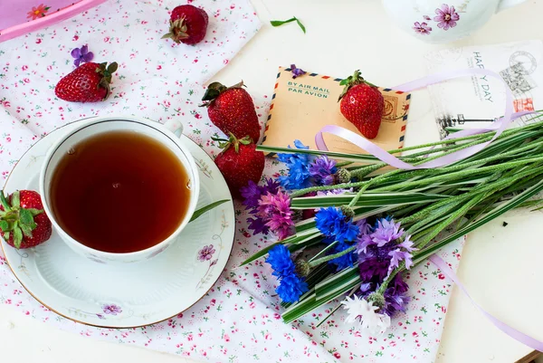 아침 차, 딸기와 cornflowers의 꽃다발 — 스톡 사진