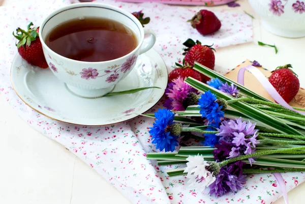아침 차, 딸기와 cornflowers의 꽃다발 — 스톡 사진