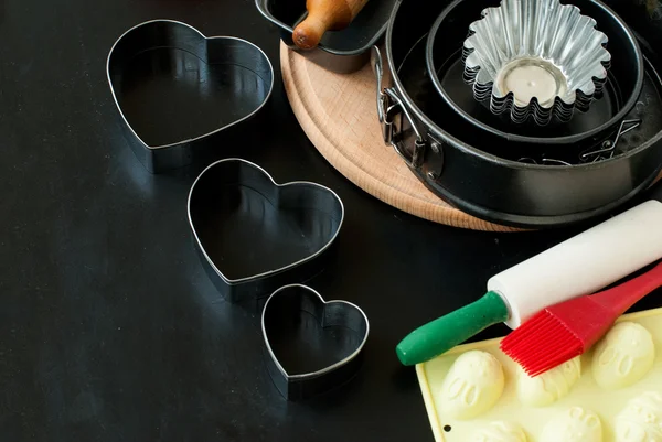 Geräte zum Backen Nahaufnahme auf Holz Hintergrund herzförmigen — Stockfoto