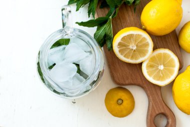 buz ve nane bir sürahi bir kokteyl, limon dilimleri içinde