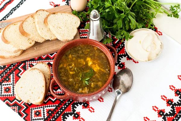 Sopa de azeda verde com ovo em prato — Fotografia de Stock