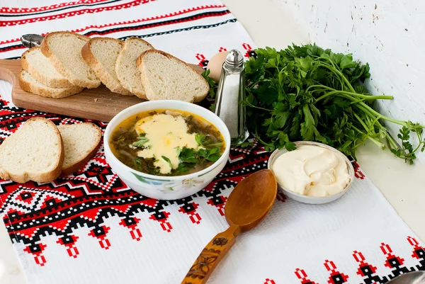 Zielona zupa szczawiowa z jajkiem w tablicy — Zdjęcie stockowe