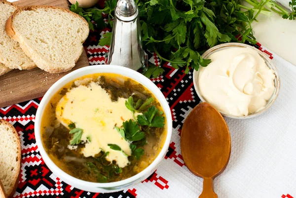 Green sorrel soup with egg in plate — Stock Photo, Image